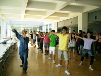 中村信幸教授の指導のもと太極拳を体験する学生たち