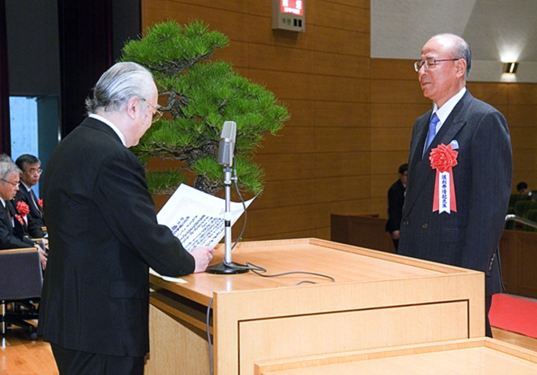 日本医師会　唐澤会長より賞状を授与