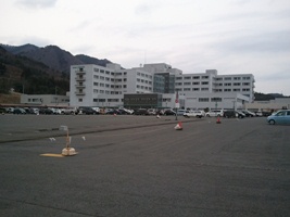 岩手県立大船渡病院全景　駐車場手前にあるスペースは臨時へリポート