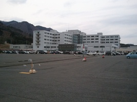 岩手県立大船渡病院全景 駐車場手前にあるスペースは臨時へリポート