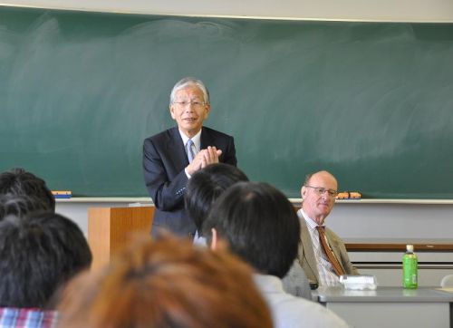 跡見学長（左）とスノードン副学長