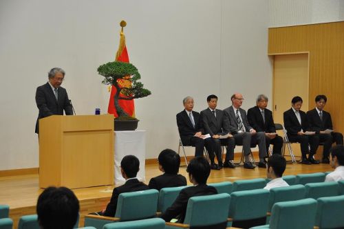 学事報告を行う大瀧保健学部長