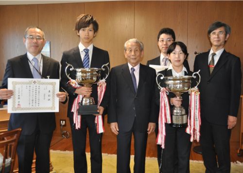 　　松田理事長へ優勝報告