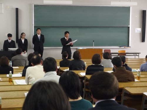 総合政策学部の保護者向け説明会場で学修成果をプレゼンテーションする学生