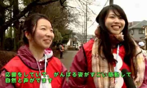 インタビューに応じる千野さんと望月さん(テレビはむら より)