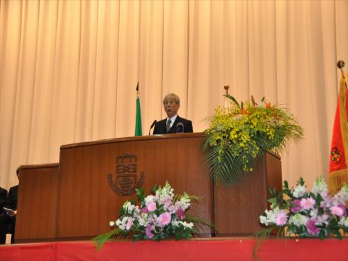 式辞を述べる松田博青学園長・理事長