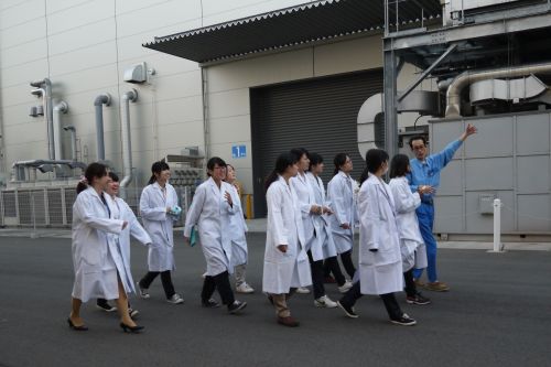 生産ラインを見学する学生