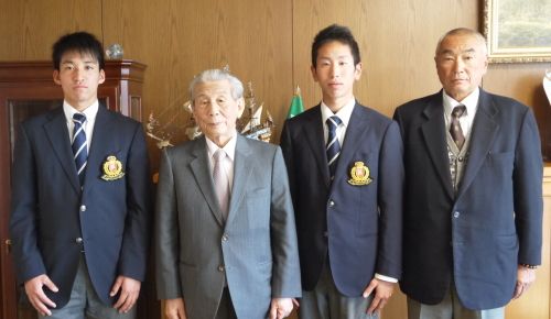 左から竹内選手、松田理事長、山田選手、荻本監督
