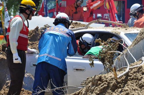 車両に残された人を救出