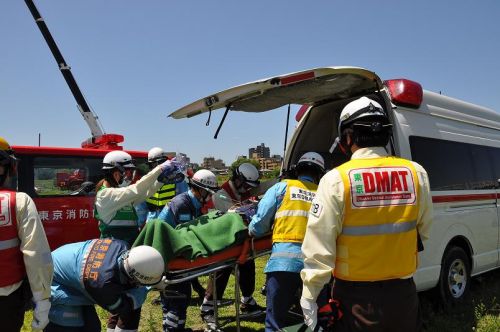 救急車で病院に搬送