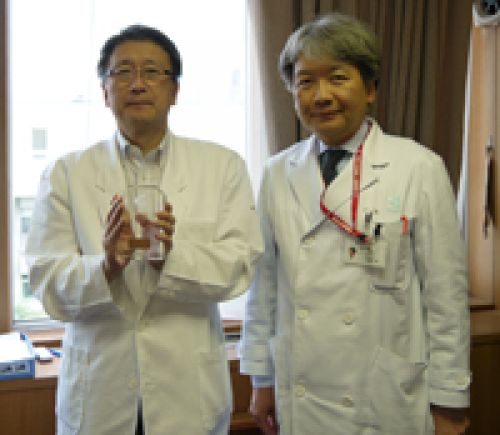 　楊教授（左）、渡邊医学部長