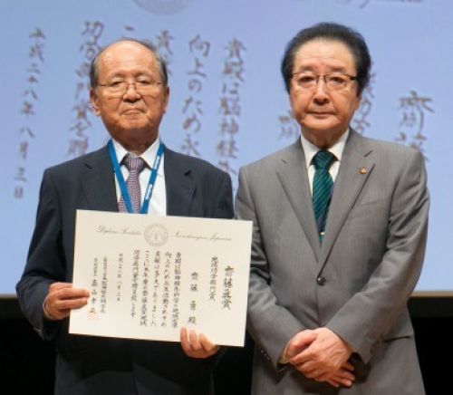 左から齊藤名誉教授、中央・嘉山孝正脳神経外科学会理事長