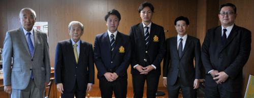 左）荻本監督、松田理事長、鹿目主将、上窪副主将、松田副理事長、大澤 OB
