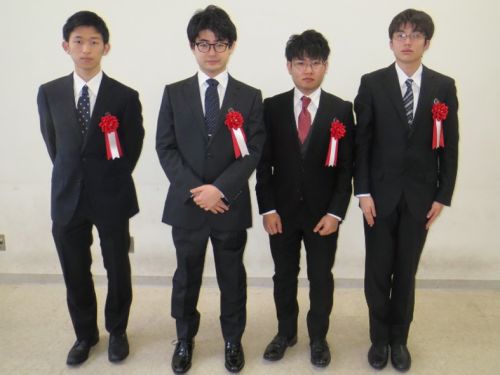 学生リサーチ賞表彰学生。左から小峰さん、深谷さん、佐藤さん、中嶋さん