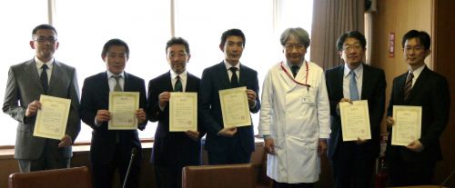 左より山田准教授、渡辺教授、佐藤准教授、菅講師、渡邊医学部長、塩川教授、平野教授