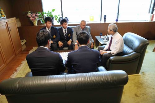 理事長へ報告