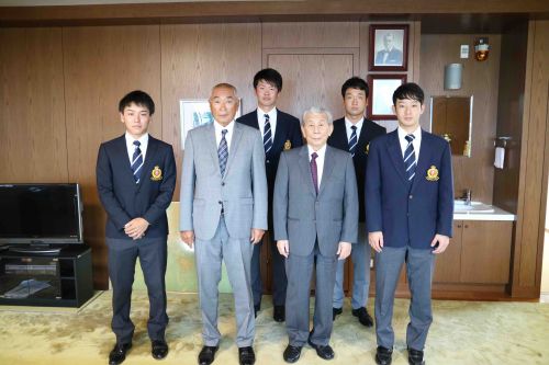 前列左から上田選手、荻本監督、松田理事長、正岡選手、後列左から清水選手、佐伯選手