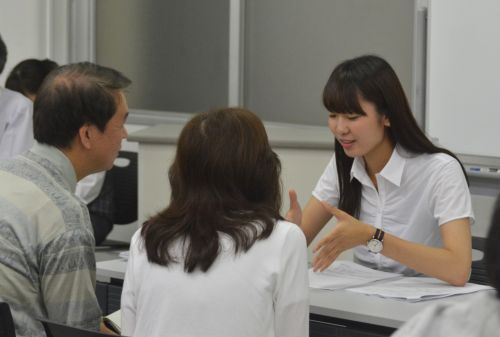 個別相談に対応する学生