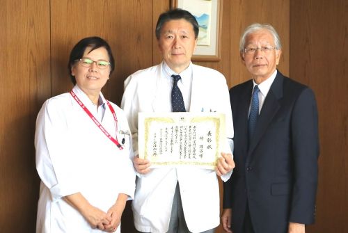 左から研究推進センター長の小林富美惠医学部教授、楊教授、跡見裕学長