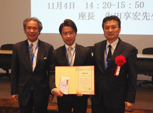 左から当教室の市村教授、佐野助教、東京医科歯科大学大川教授・学会長