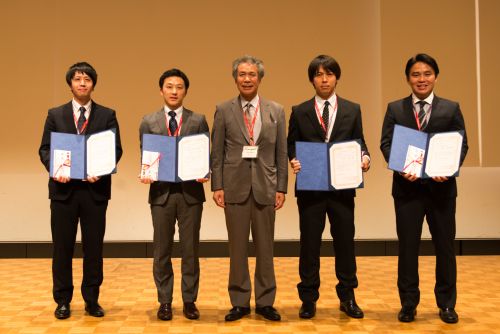 最左側:受賞者の川野医師、　中央:第66回東日本整形災害外科学会会長の市村教授