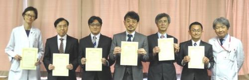 左から副島教授、高山教授、鈴木講師、大山教授、松村教授、吉田准教授、渡邊医学部長