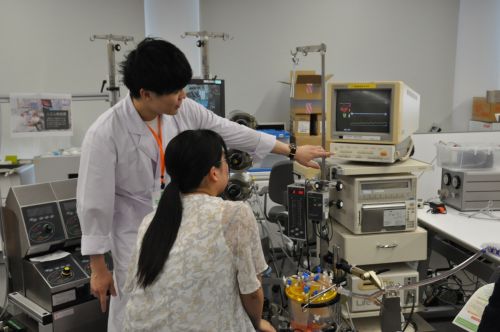 臨床工学科では手術室で使用する機器などを体験