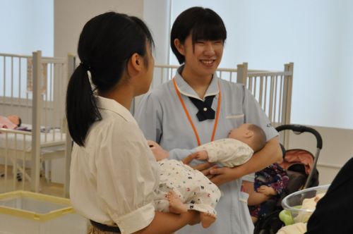 看護養護教育学専攻で乳児のケアを体験