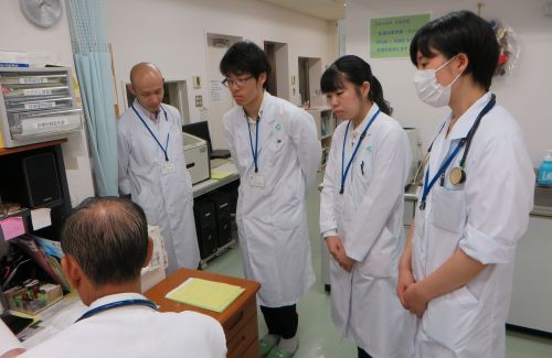 診療所で山田医師の指導を受ける学生達