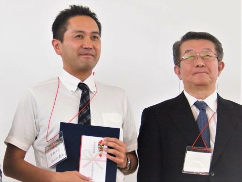 左：高江洲講師<br>右：深田吉孝日本時間生物学会理事長