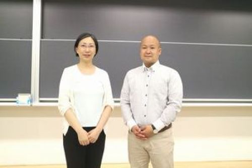 機会があればまた学生に話をしてほしいと話す川村教授（左）