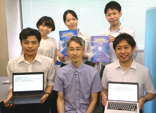 5人の学生と櫻庭助教（前列中央）