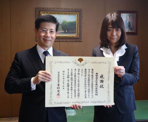 左：杏林学園を代表して感謝状を受けた松田剛明副理事長