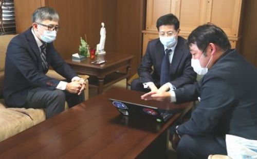 左より山田教授、松田副理事長、門馬講師