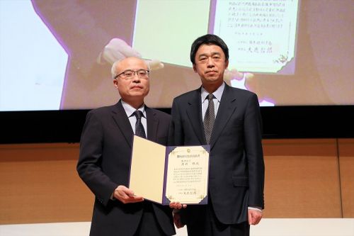 慶野教授（左）と京都大学眼科学 辻川明孝教授
