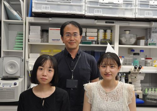 （左から）表彰された塚越さん、大河戸准教授、三澤さん