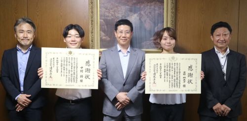 左から樽井救急救命学科長、中村さん、松田理事長、吉野さん、宮野特任教授