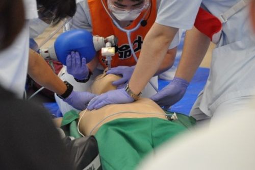 救急救命学科では緊迫した救命処置のデモンストレーションが行われた