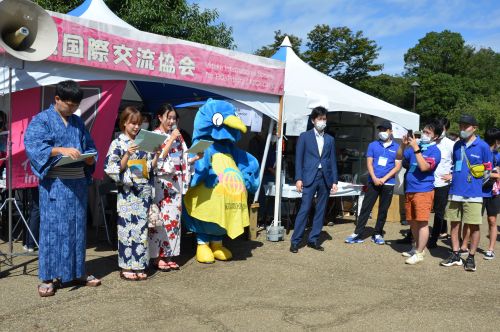 司会を務める外国語学部生