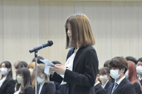 入学生宣誓　外国語学部 杉野葵唯さん