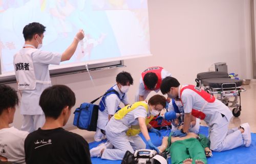 救急救命学科で学生が救急救命の実演