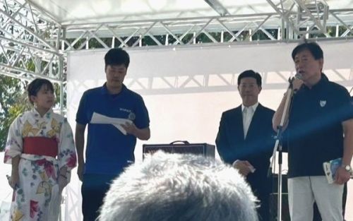 左から司会の学生2人と松田理事長、河村三鷹市長