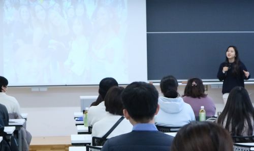 総合政策学部 留学体験を話す学生