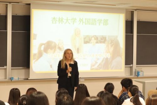 坂本外国語学部長による学部説明