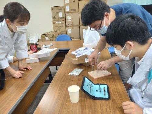 平岡医師（中央）の指導による縫合体験