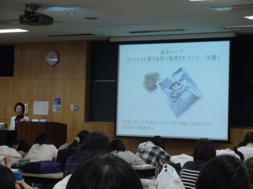 保健学部の学生を対象に行われた講演