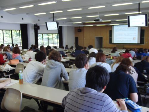 外国語学部の学生を対象に行われた講演