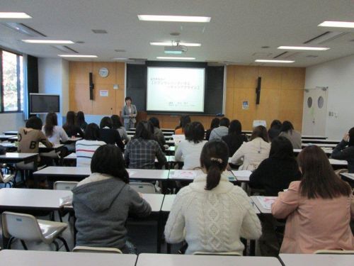 講師の話に聞き入る学生たち