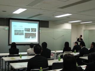 報告会で発表をする田淵さん