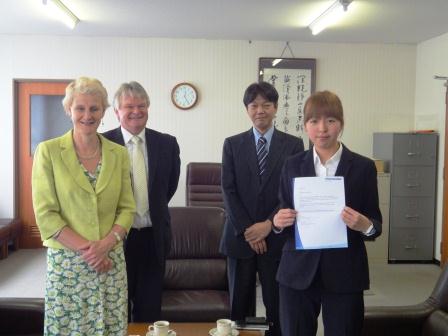 左前から時計まわりにLegrave学長、Brown国際部長、赤井外国語学部長、根上さん。